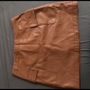 A skirt w a zipper in the back